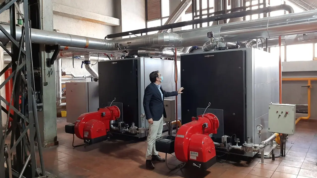 El gerente del &Aacute;rea de Salud III, Jos&eacute; Manuel P&eacute;rez, visit&oacute; la nueva instalaci&oacute;n de calderas del hospital Rafael M&eacute;ndez (Foto: CARM)