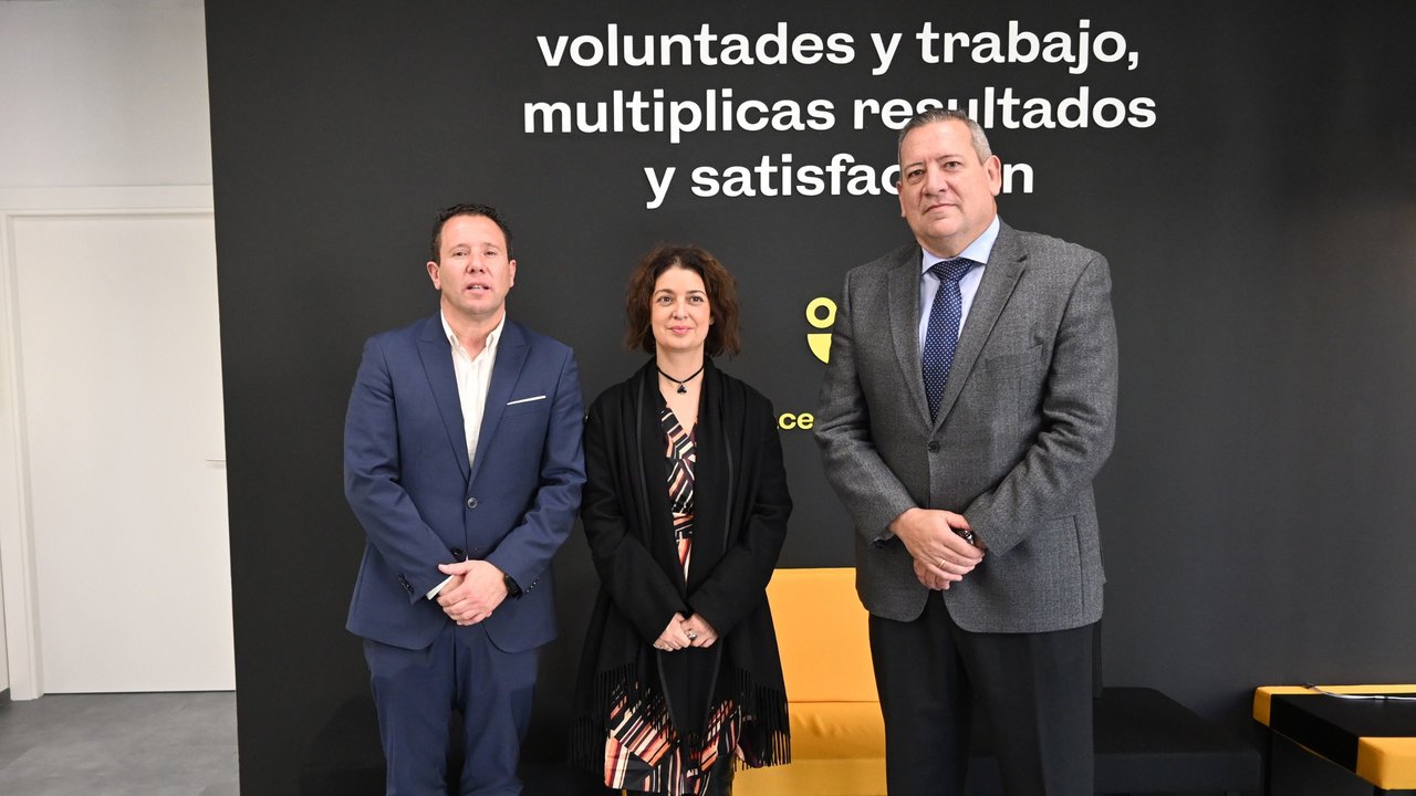 De izq. a drcha. Juan Jesús Moreno (alcalde de Mula), Sonia Carrillo (secretaria de Hacienda) y Juan Marín (director de la ATRM).