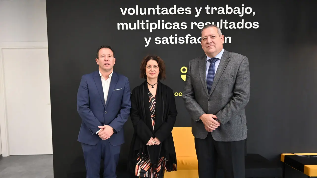 De izq. a drcha. Juan Jes&uacute;s Moreno (alcalde de Mula), Sonia Carrillo (secretaria de Hacienda) y Juan Mar&iacute;n (director de la ATRM).