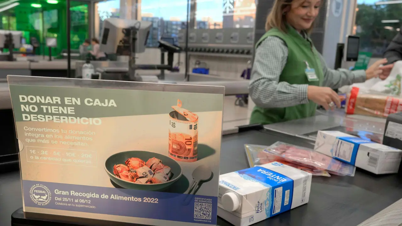 L&iacute;nea de caja en una tienda de Mercadona durante la Gran Recogida de Alimentos