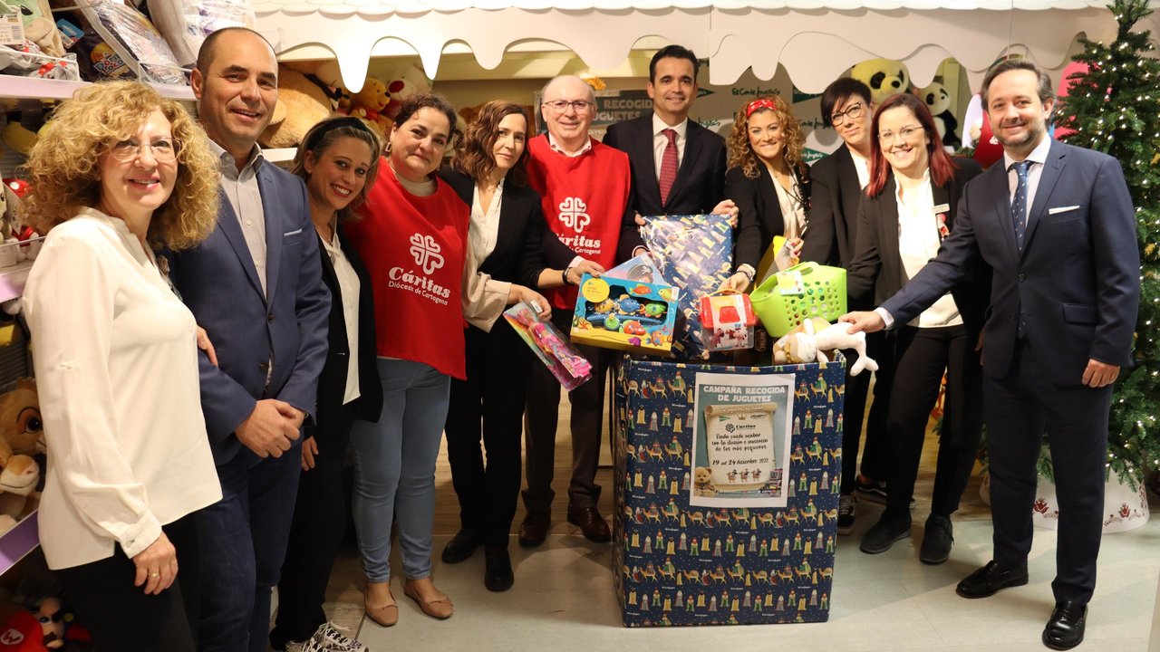 El Corte Inglés de la Región de Murcia ha entregado a Cáritas Región de Murcia los juguetes recogidos en su tradicional campaña solidaria.
