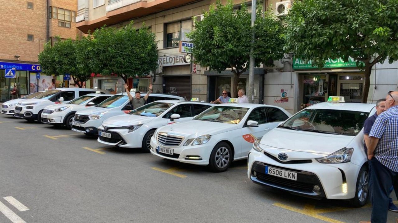 Taxis en Murcia (Foto: TW @radiotaximurcia)