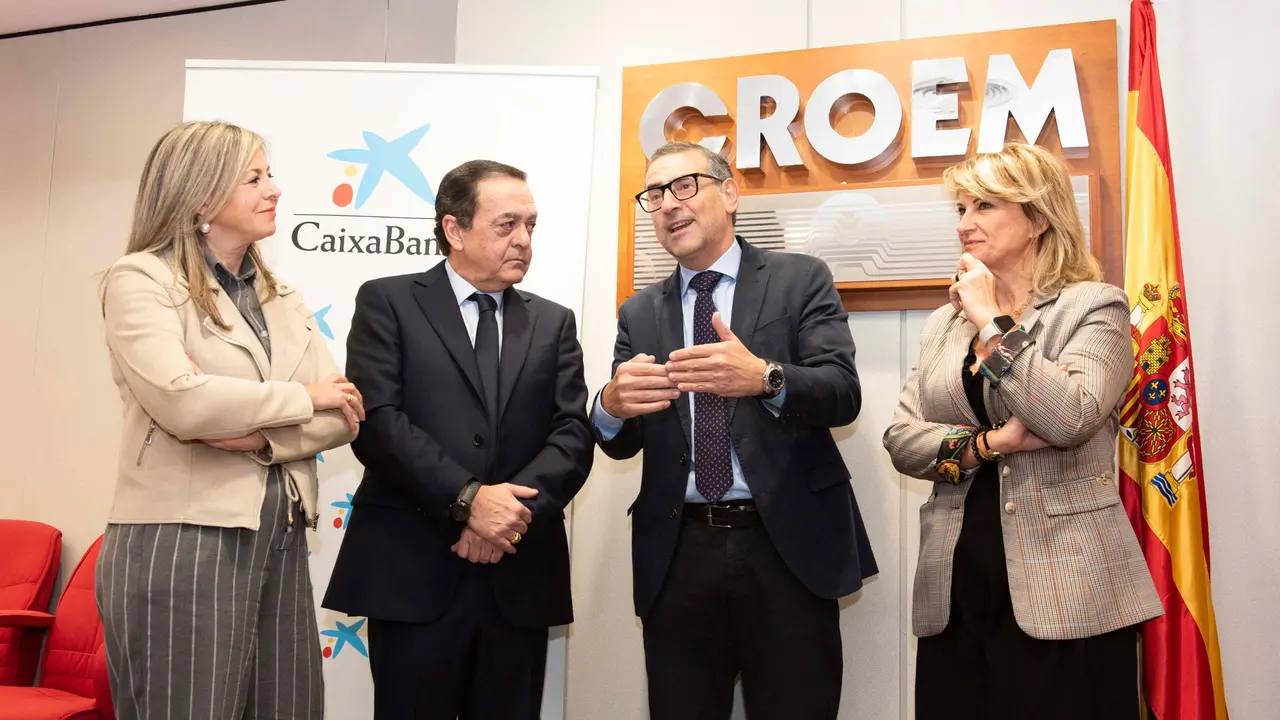 Olga Garc&iacute;a, Jos&eacute; Mar&iacute;a Albarrac&iacute;n, Jos&eacute; Luj&aacute;n e Isabel Mart&iacute;nez Conesa tras la firma del acuerdo (Foto: UMU)