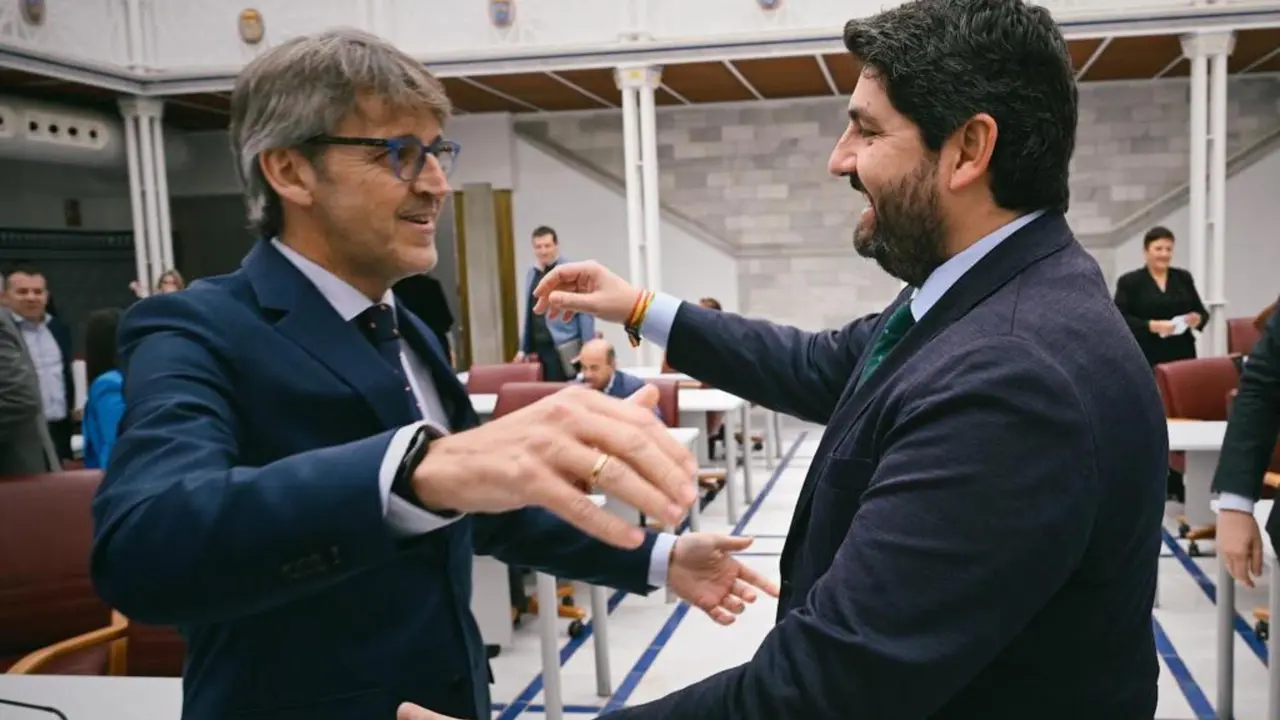 L&oacute;pez Miras (derecha) se abraza a su consejero de Hacienda, Luis Mar&iacute;n, tras aprobar los presupuestos