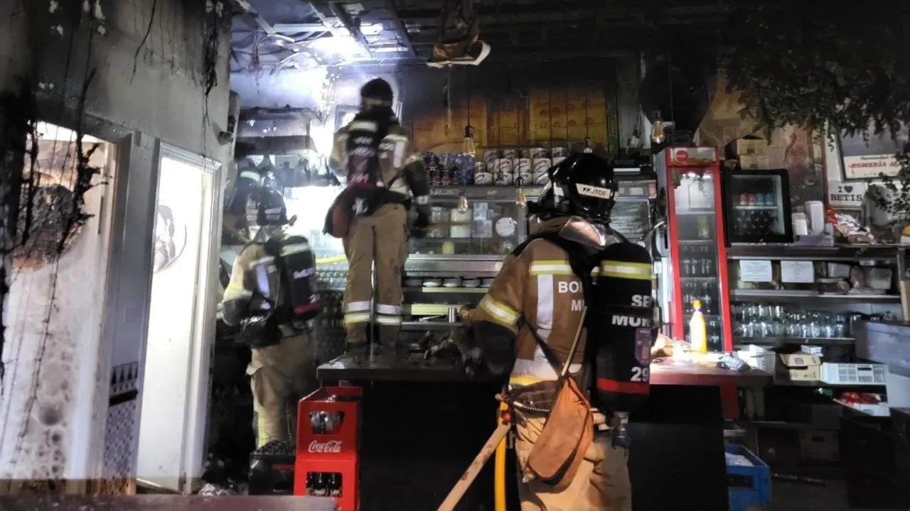 Bomberos trabajando en el Parlamento Andaluz