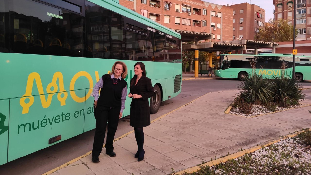 La directora general de Movilidad y Litoral, Marina Munuera, anuncia la adquisición de nuevos autobuses eléctricos para Molina de Segura (Foto: CARM)