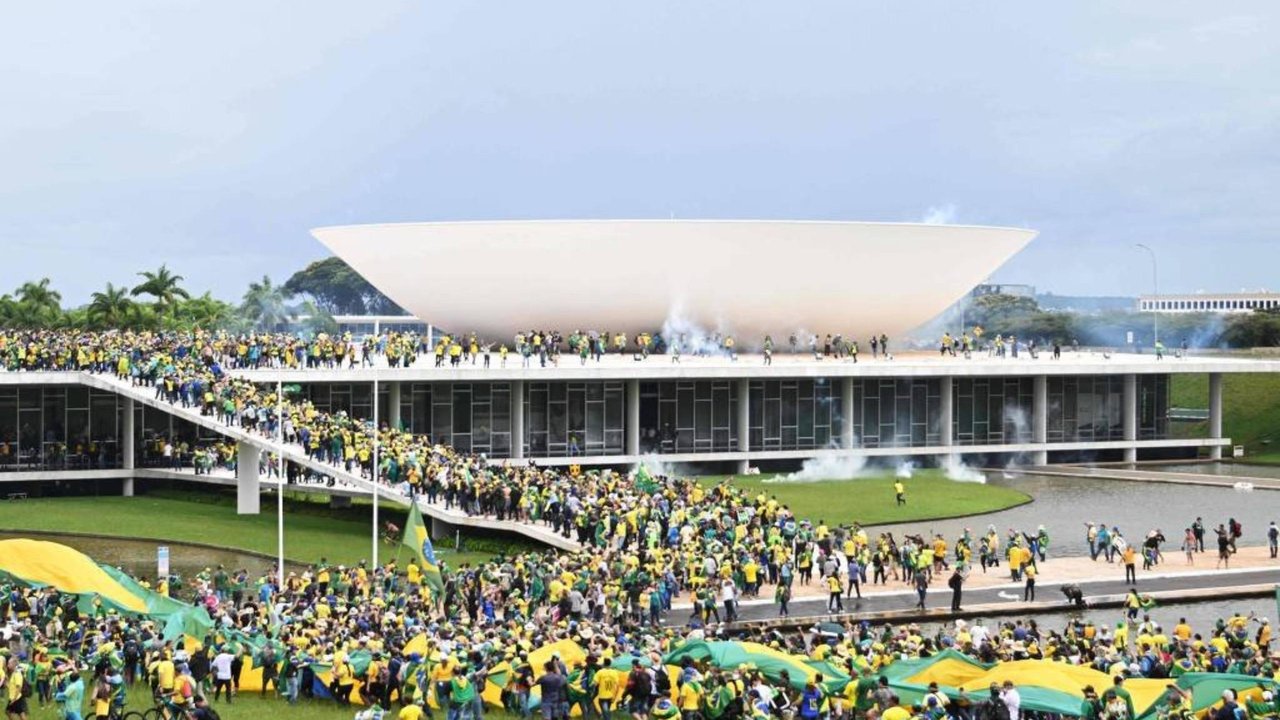 Asaltantes al parlamento brasileño