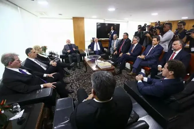 El presidente de Brasil, Luiz In&aacute;cio Lula da Silva, con los gobernadores en el Palacio de Planalto (foto: Europa Press)