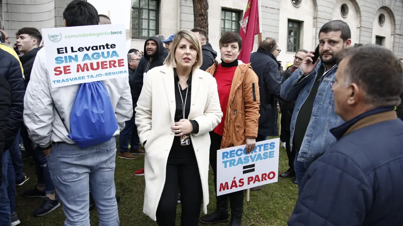 Noelia Arroyo, ante el Ministerio de Transici&oacute;n Ecol&oacute;gica (foto: Ayto CT)