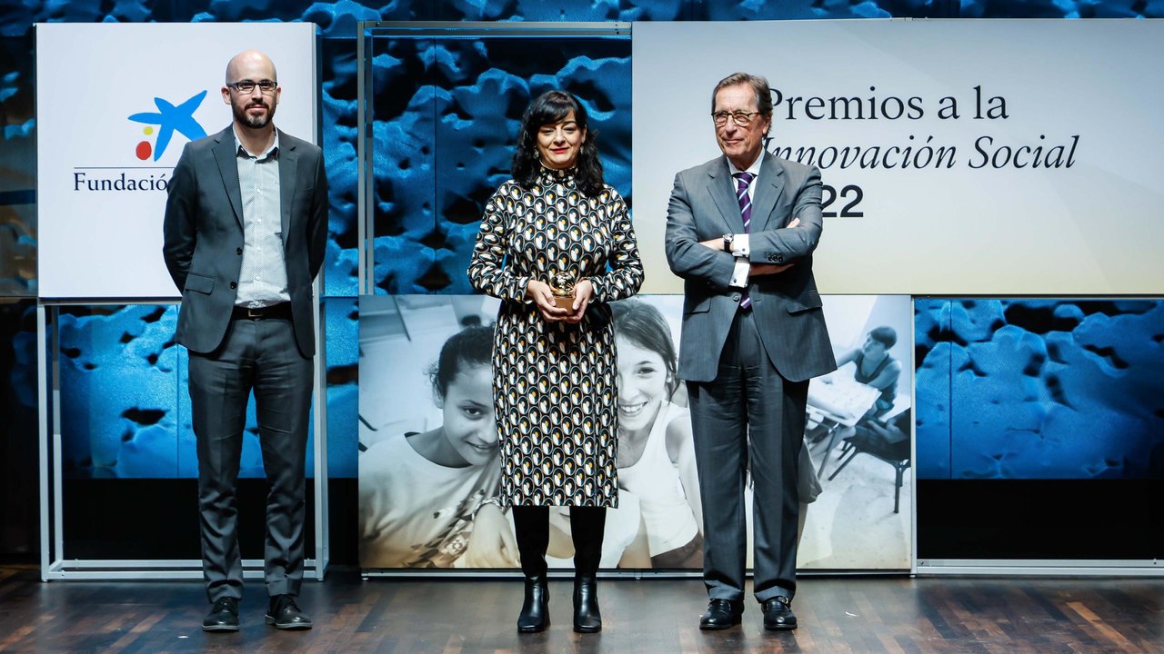 Lola Reales, de AFEMCE, recoge el Premio Fundación la Caixa a la Innovación Social (Foto: Fundación La Caixa)