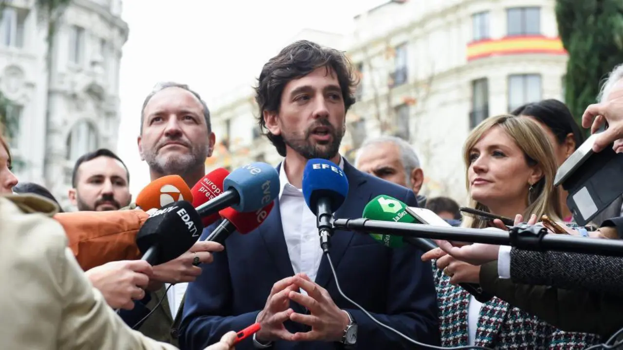 Adri&aacute;n V&aacute;zquez, co-l&iacute;der de la candidatura, con Patricia Guasp a la derecha de la imagen (foto: TW @AdrianVL1982)