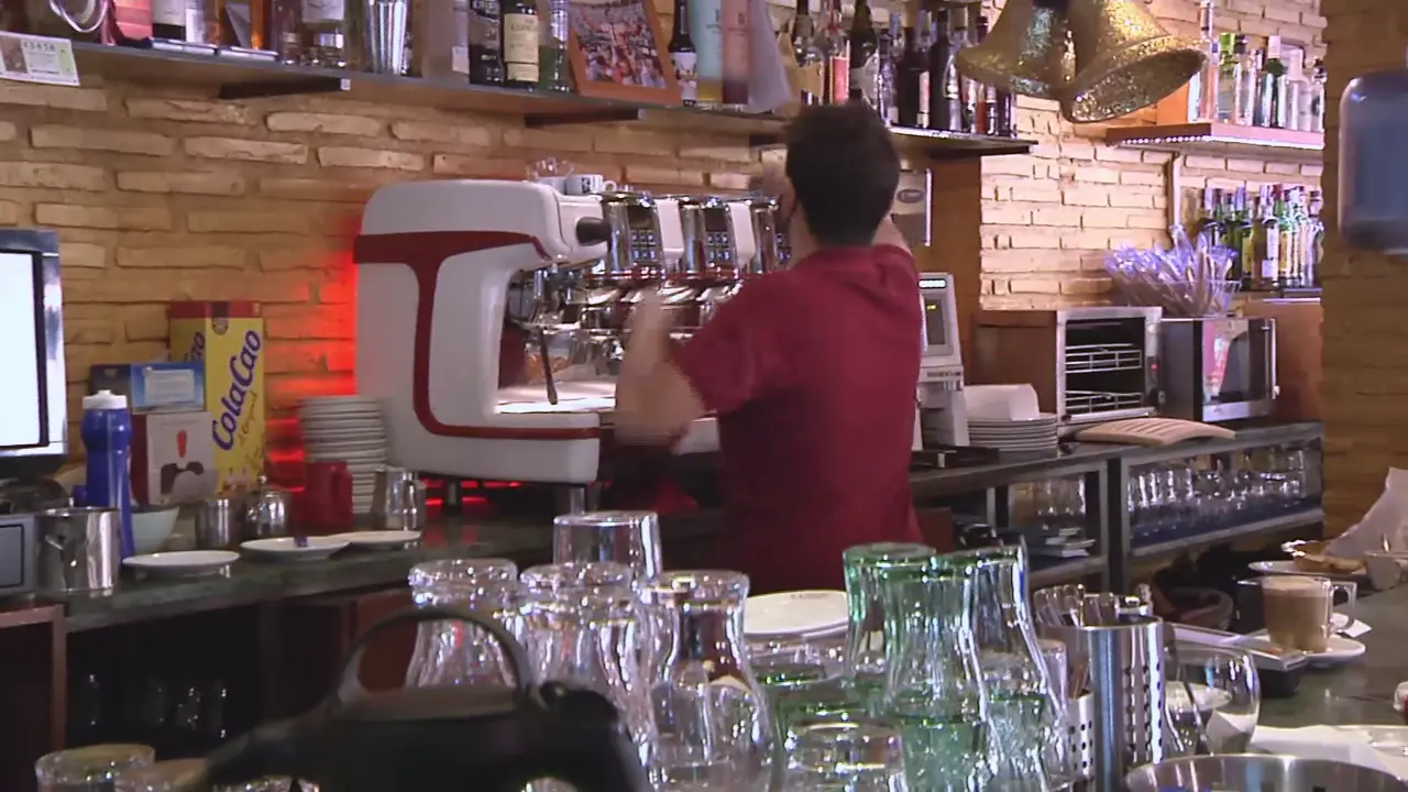 Un joven desarrolla su trabajo en un local de hosteler&iacute;a (foto: La 7)