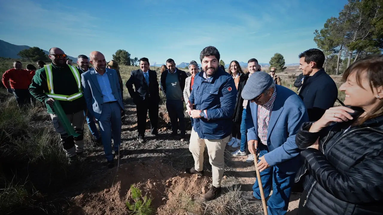 L&oacute;pez Miras preside el acto de inauguraci&oacute;n del proyecto 'Bosque Disfrimur' para la recuperaci&oacute;n de suelo forestal en la sierra del Molino de Calasparra (Foto: CARM)
