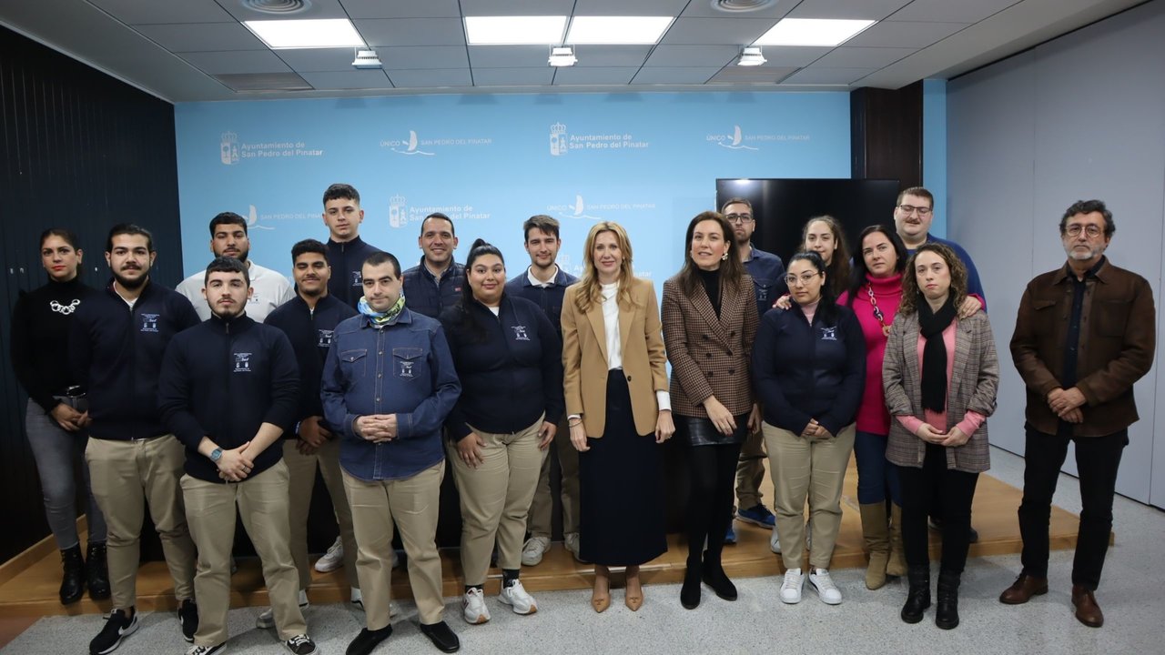 La directora general del SEF, Marisa López, ha visitado a los 14 alumnos del programa del programa 'E-Administración Pinatar Joven' (Foto: CARM)