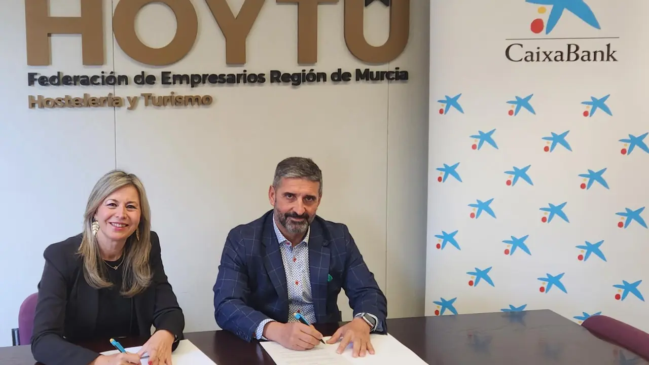 La directora territorial de Caixabank, Olga Garc&iacute;a, y el presidente de Hoyt&uacute;, Jes&uacute;s Jim&eacute;nez, durante la firma del convenio (foto: Caixabank)