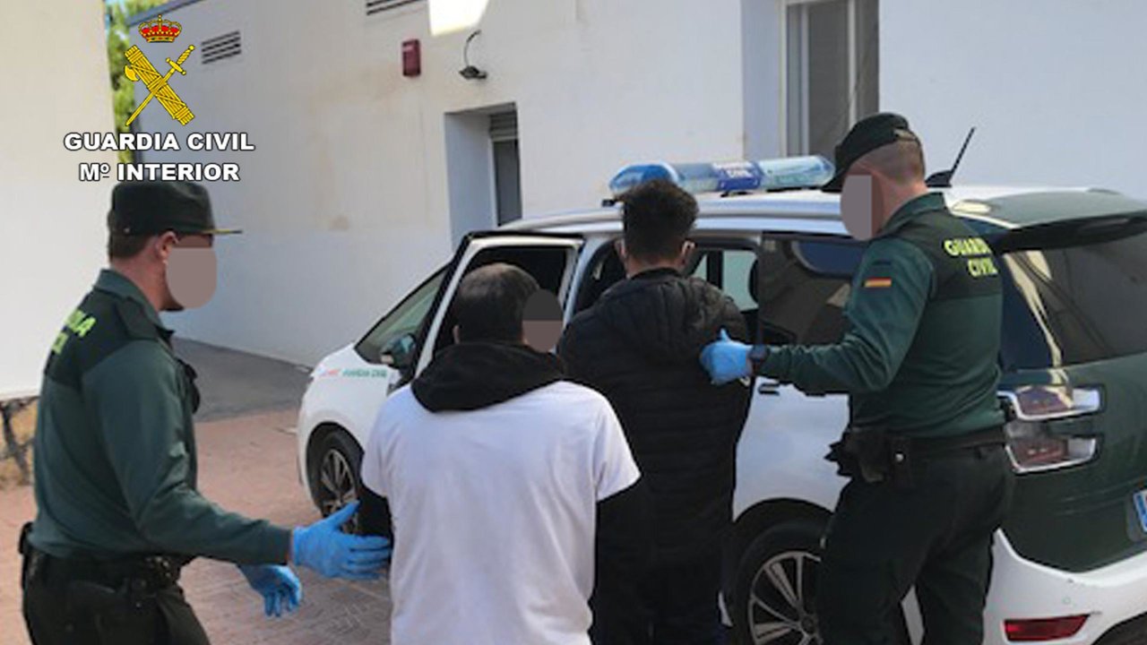 Momento de la detención de los dos individuos (Foto: Guardia Civil)