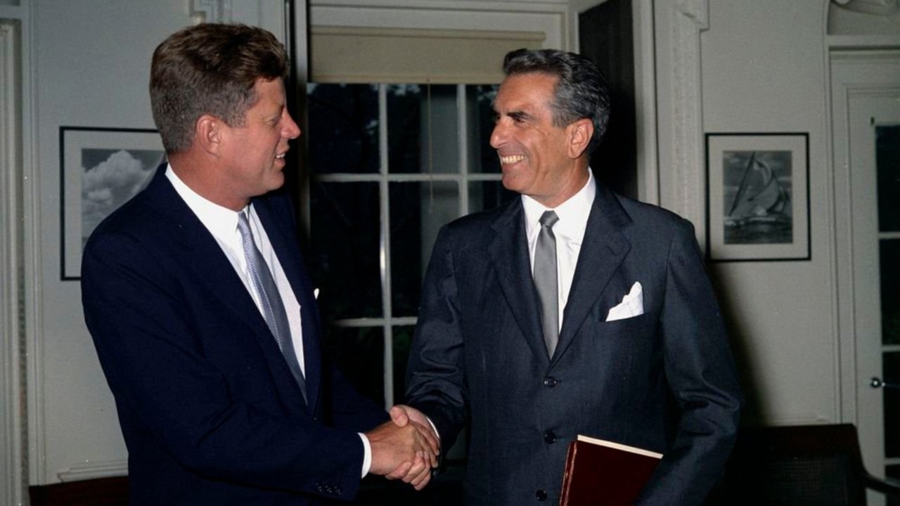 Antonio Garrigues (der.) saluda al presidente de los Estados Unidos, John Kennedy, en la Casa Blanca