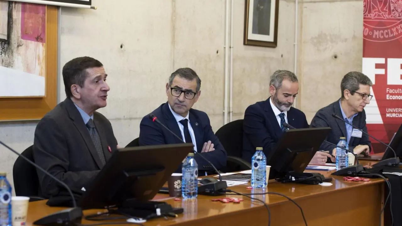 De izq. a der., el experto Walter Leal, el rector de la UMU, Jos&eacute; Luj&aacute;n, el decano de Econom&iacute;a Samuel J. Baixauli y el catedr&aacute;tico Salvador Ruiz de Maya