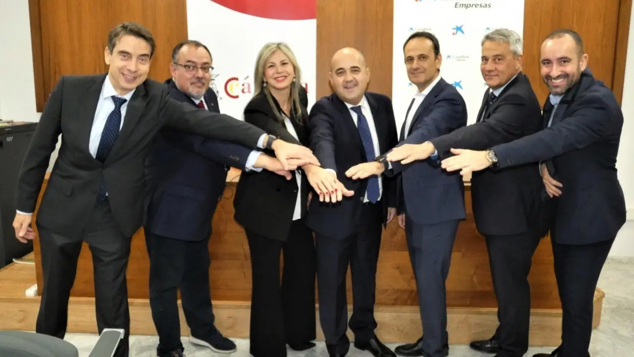 Foto de familia de los firmantes del acuerdo