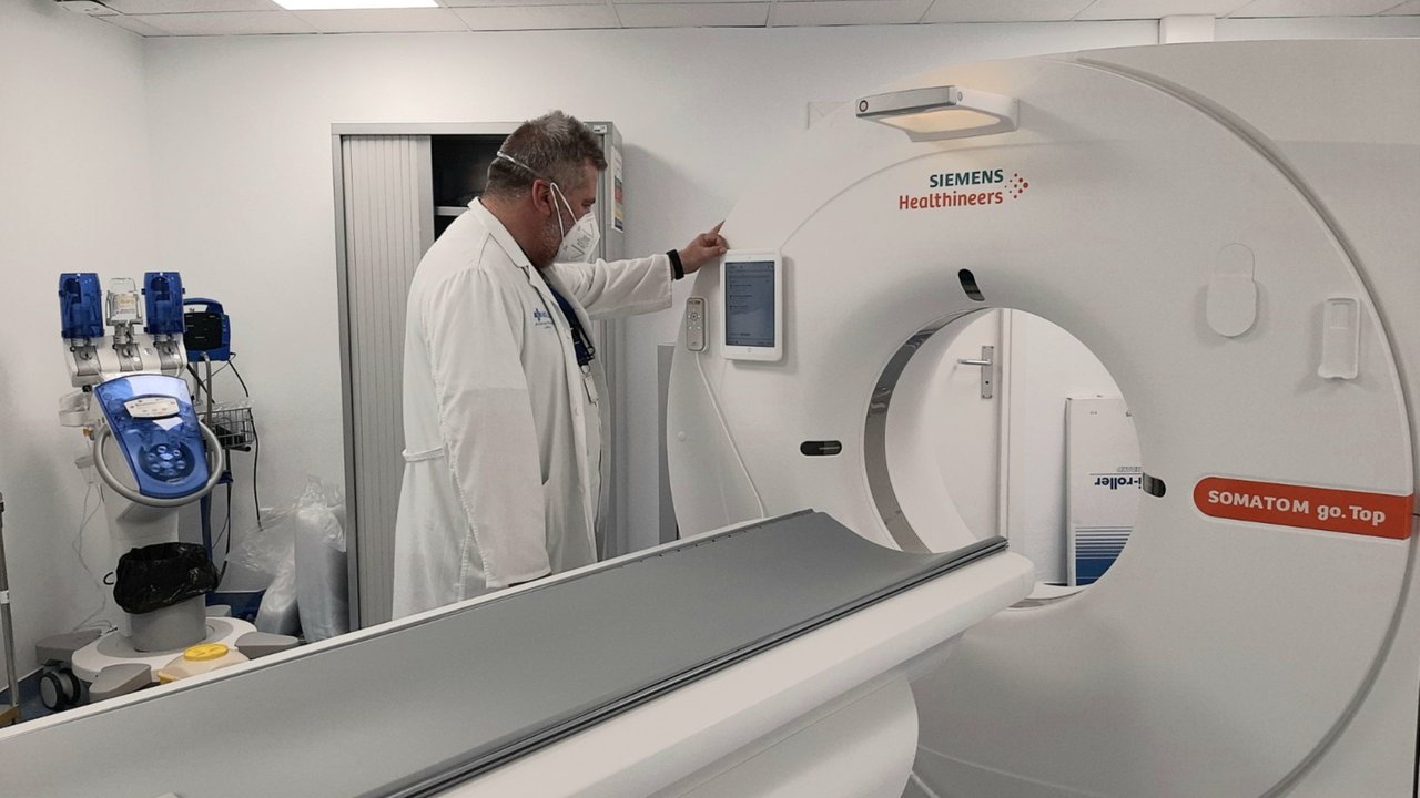 El nuevo TAC del hospital de Lorca es un equipo de última generación que ofrece mayor calidad de imagen y menor dosis de radiación al paciente (Foto: CARM)