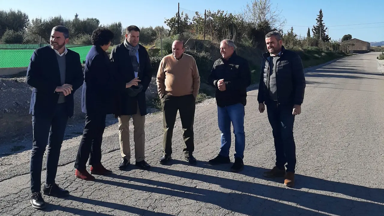 El consejero de Agua, Agricultura, Ganader&iacute;a y Pesca, Antonio Luengo, y la alcaldesa de Puerto Lumbreras, Mar&iacute;a &Aacute;ngeles T&uacute;nez, en el Camino Viejo del Puerto, donde se llevar&aacute;n a cabo las actuaciones (foto: CARM)