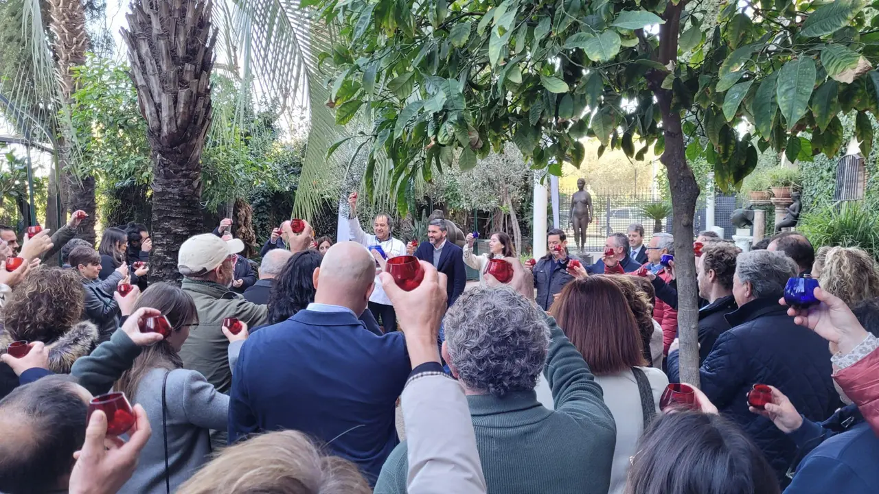 El momento del brindis por el olivo conmemorativo del final de la cosecha (foto: CARM)