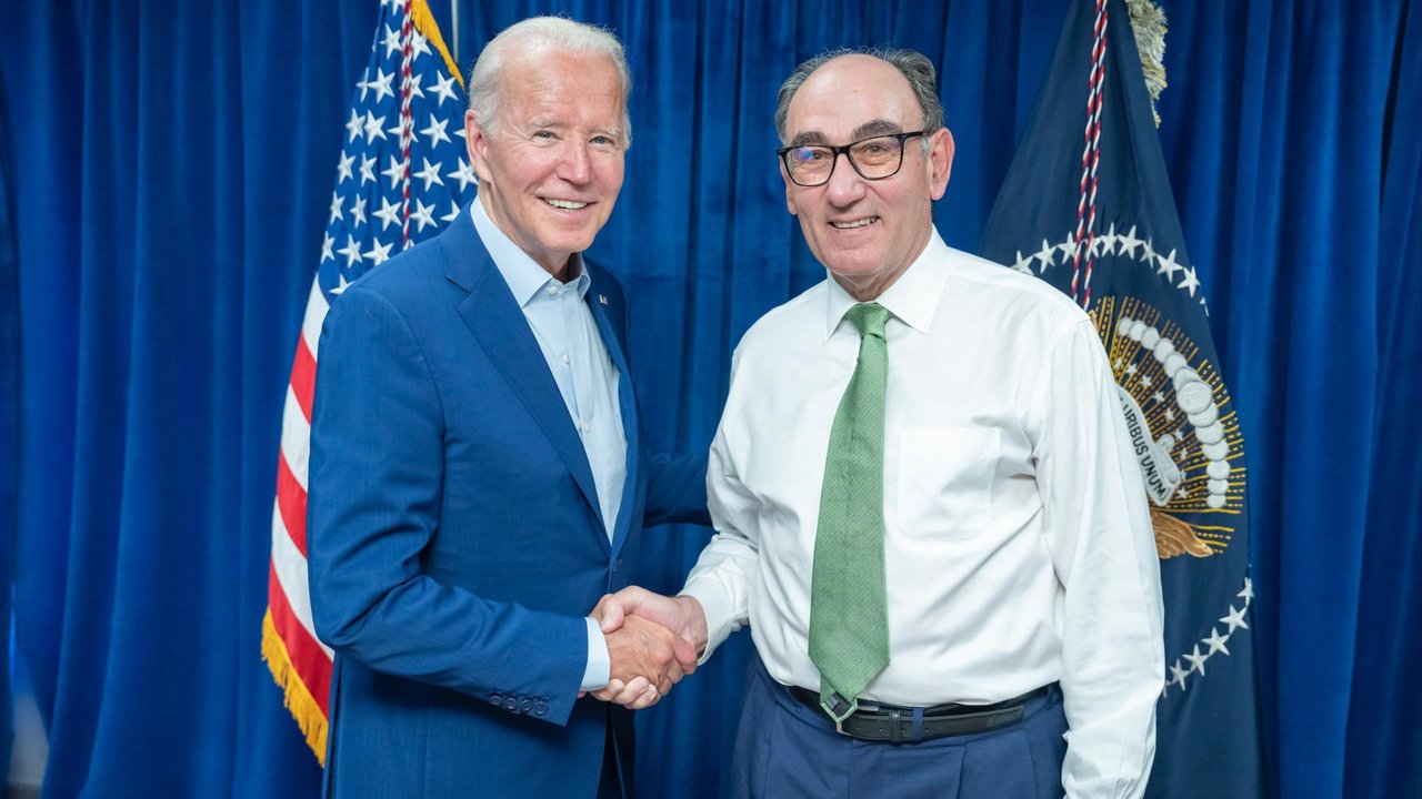 El presidente de Iberdrola, Ignacio Galán (der.), saluda al presidente de EE UU, Joe Biden