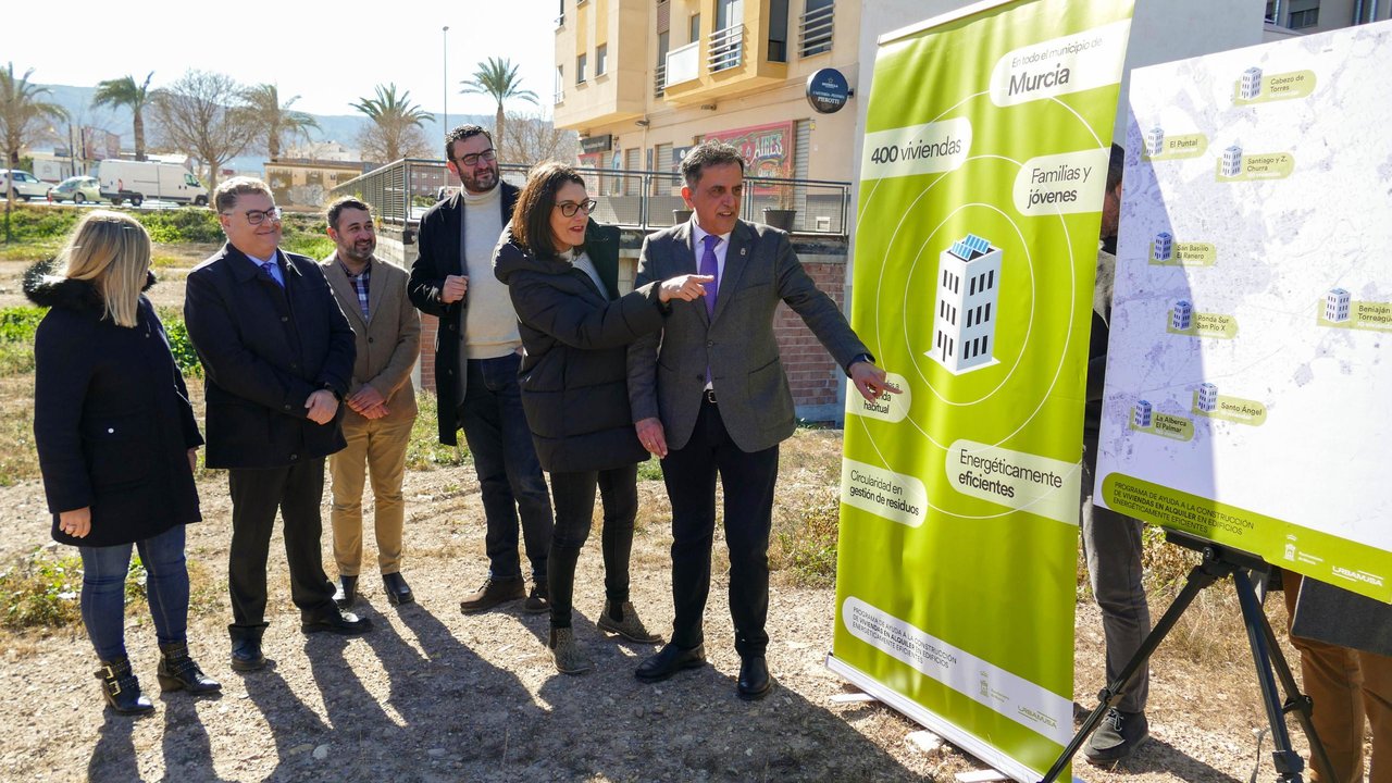 El alcalde ha presentado con varios concejales de la coalición del gobierno municipal el proyecto para la construcción de 400 viviendas