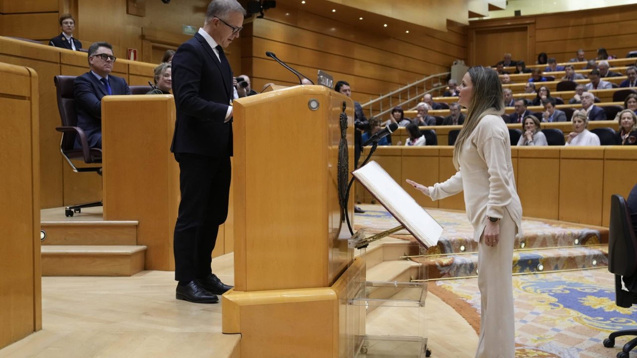 El presidente del Senado, Ander Gil, toma juramento a Mónica Azorín (Foto: Senado)