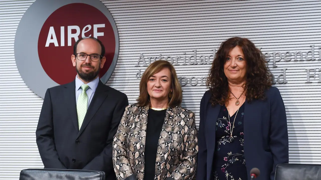 El director de la Divisi&oacute;n de An&aacute;lisis Presupuestario, Ignacio Fern&aacute;ndez-Huertas Moraga; la presidenta de la AIReF, Cristina Herrero, y la directora de la Divisi&oacute;n de An&aacute;lisis Econ&oacute;mico, Esther Gordo Mora, posan a su llegada a una rueda de prensa (Foto: Gustavo Valiente - Europa Press)
