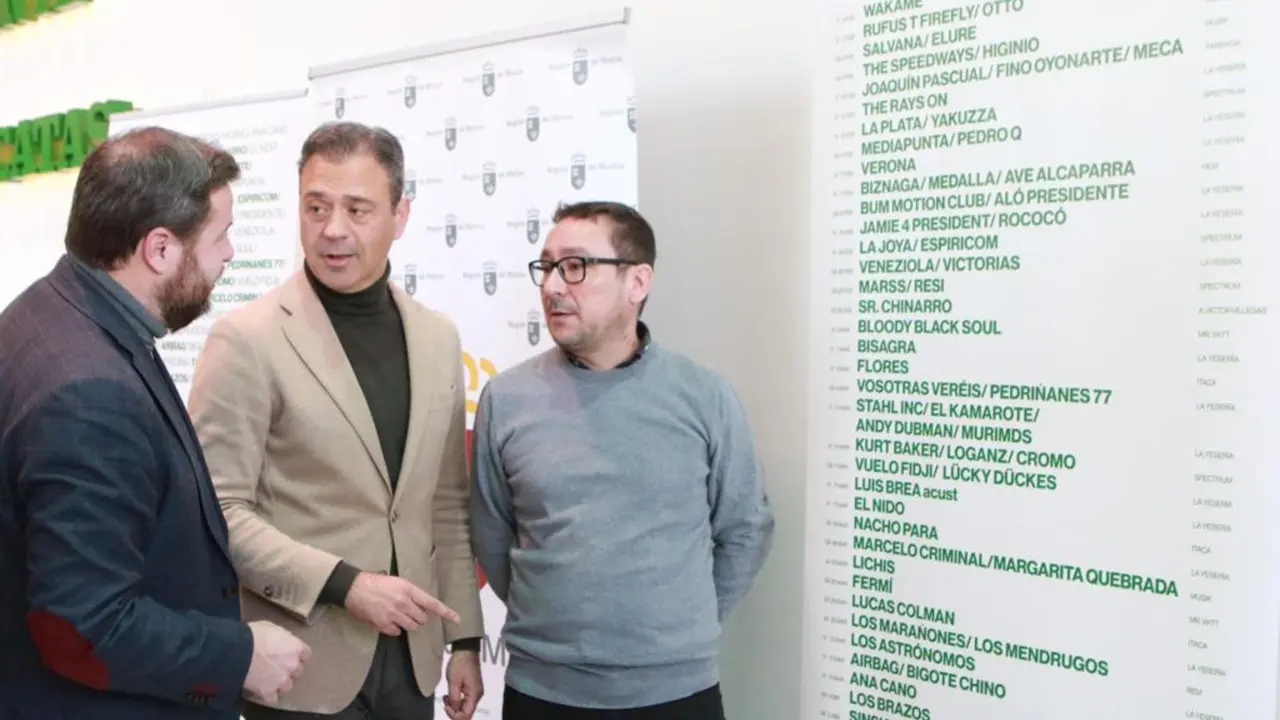 El consejero de Presidencia, Turismo, Cultura, Juventud, Deportes y Portavoc&iacute;a, Marcos Ortu&ntilde;o, junto con el programador de Silbato Producciones, Rafael G&oacute;mez-Vizca&iacute;no, y el responsable de Comunicaci&oacute;n y Relaciones Externas de Estrella de Levante, Yayo Delgado, en la presentaci&oacute;n de Microsonidos (foto: CARM)