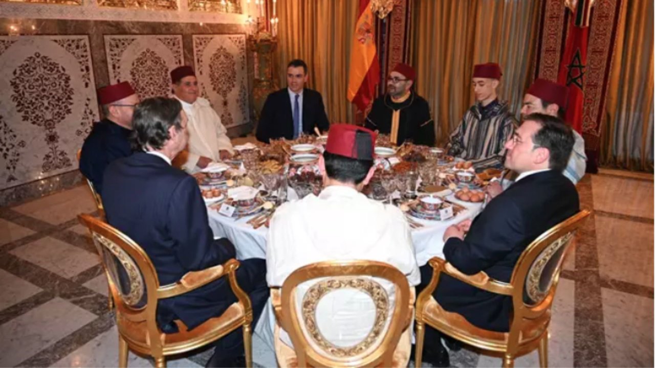 Pedro Sánchez y Mohamed VI, en una imagen de la cena que mantuvieron el pasado mes de abril (Foto: Moncloa)