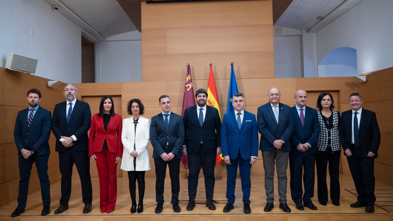López Miras, junto a los secretarios generales de las Consejerías del Gobierno regional (foto: CARM)