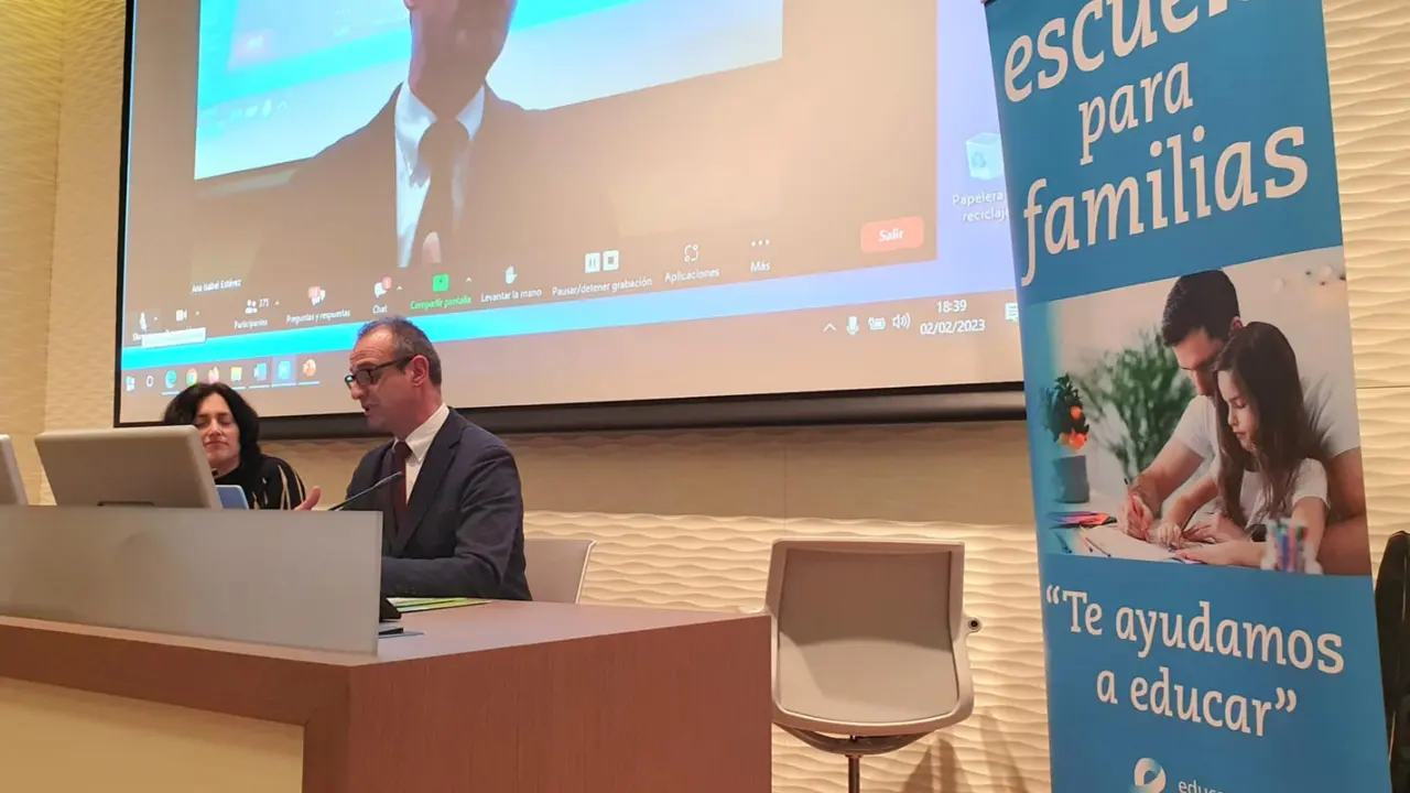 El consejero de Educaci&oacute;n, Formaci&oacute;n Profesional y Empleo, V&iacute;ctor Mar&iacute;n, durante su intervenci&oacute;n en la sesi&oacute;n de la 'Escuela para familias' (foto: CARM)