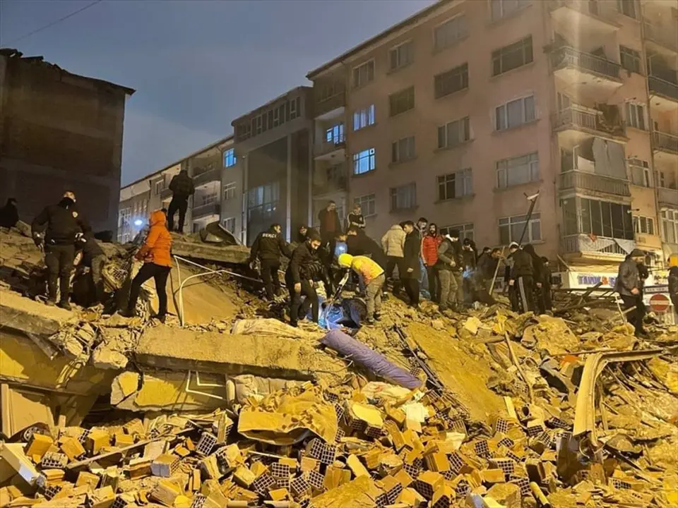 B&uacute;squeda de posibles v&iacute;ctimas entre los escombros tras el terremoto en Nurdagi, Turqu&iacute;a (foto: La 7)