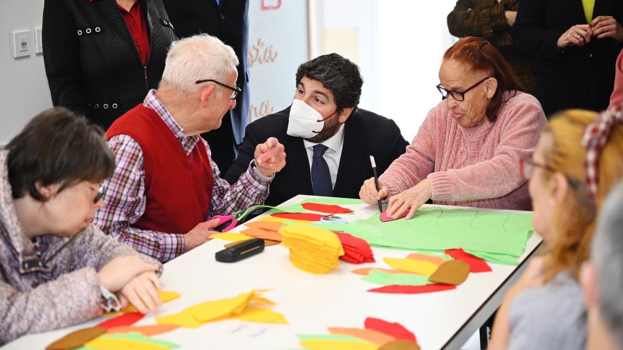López Miras, durante su visita al nuevo centro residencial de Aidemar para grandes dependientes con discapacidad intelectual (Foto: CARM)