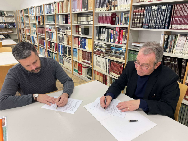 Firma del convenio histórico entre la Asociación PALIN y 
el Gremio de Editores de la Región De Murcia (foto: Asociación de Creadores y Artistas Palín)