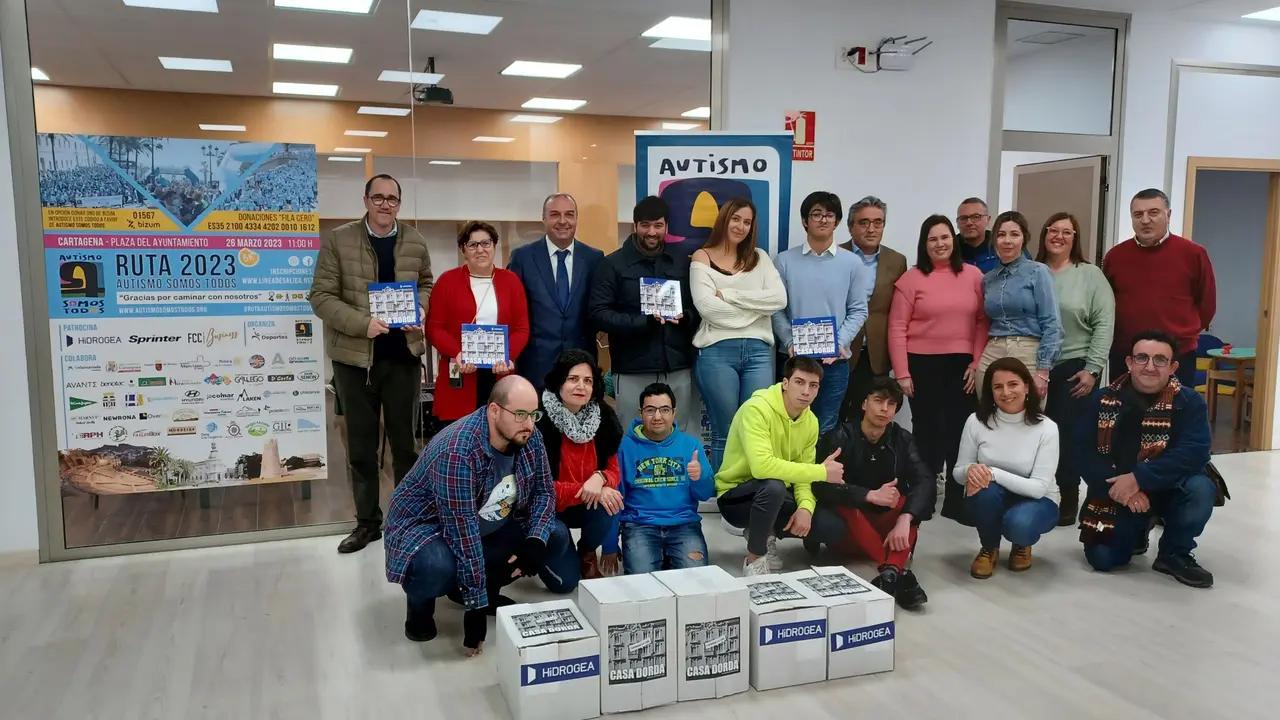 Hidrogea ha cedido a la asociaci&oacute;n Autismo Somos Todos 220 ejemplares del libro 'Casa Dorda', escrito por el cronista cartagenero Juan Ignacio Ferr&aacute;ndez