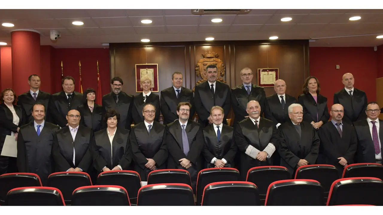Medallas de oro y plata a los abogados que cumplen 50 y 25 a&ntilde;os de profesi&oacute;n