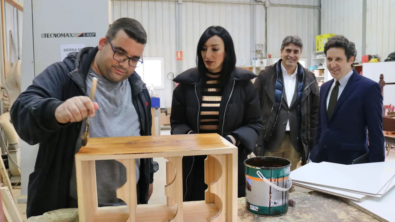 La consejera de Empresa, Econom&iacute;a Social y Aut&oacute;nomos, Valle Migu&eacute;lez, durante la visita a Total Print, empresa de inserci&oacute;n laboral