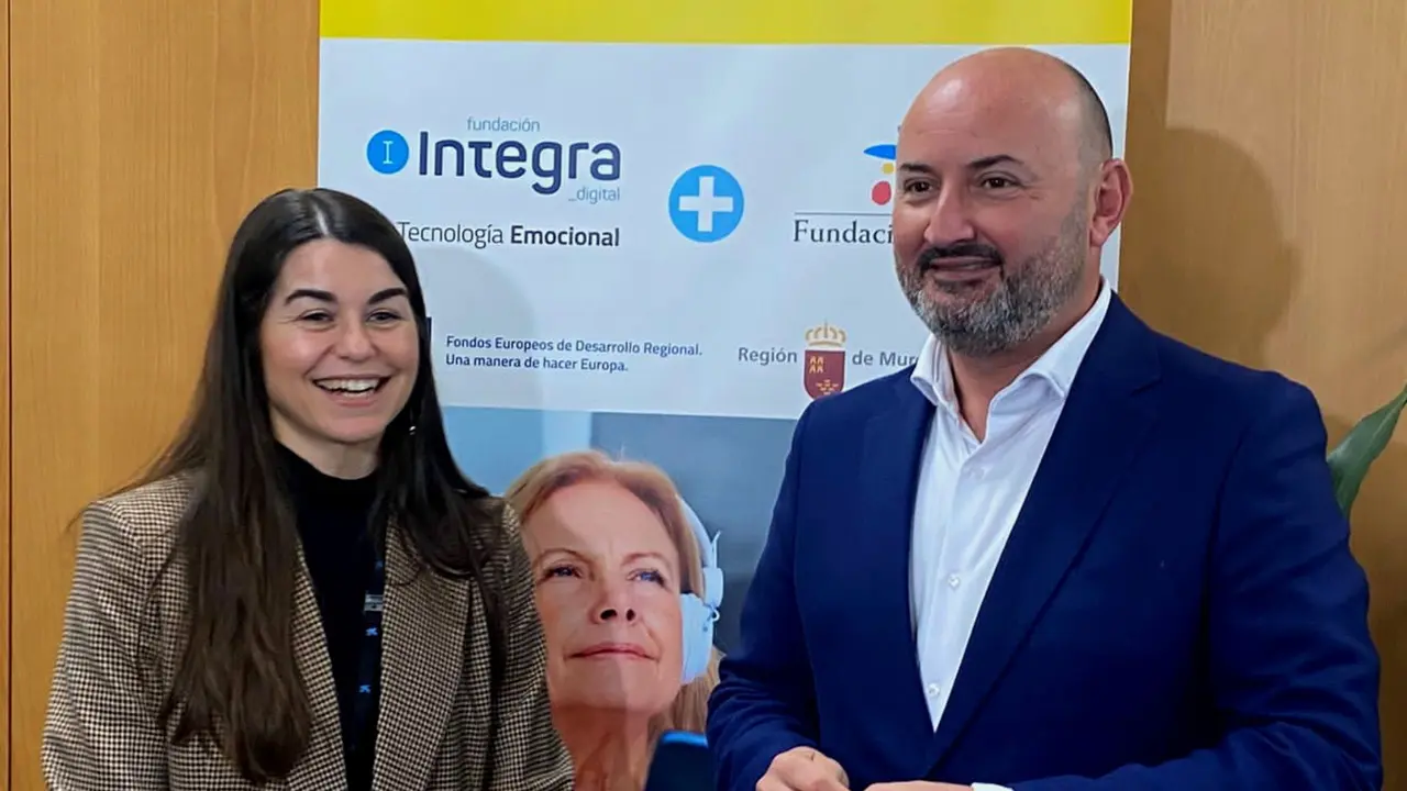La consejer&iacute;a de Econom&iacute;a, Hacienda, Fondos Europeos y Administraci&oacute;n Digital, a trav&eacute;s de la Fundaci&oacute;n Integra, colabora con la Fundaci&oacute;n La Caixa en este pionero programa de alfabetizaci&oacute;n digital para personas mayores
