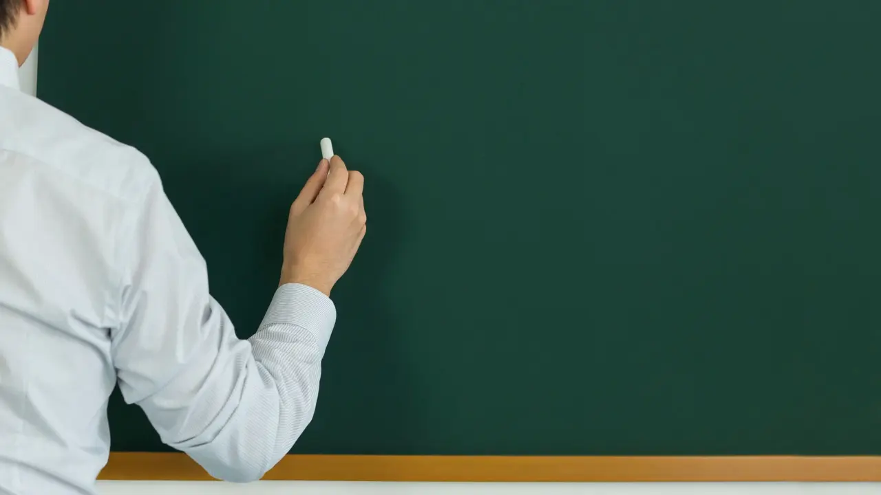 Docente en la pizarra
