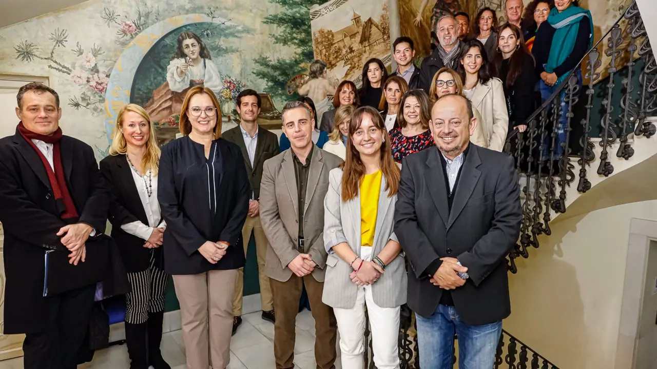 La vicepresidenta y consejera de Transparencia, Participaci&oacute;n y Cooperaci&oacute;n, Isabel Franco, junto a participantes del VIII M&aacute;ster Universitario en Responsabilidad Social Corporativa que se imparte en la UCAM (Foto: CARM)