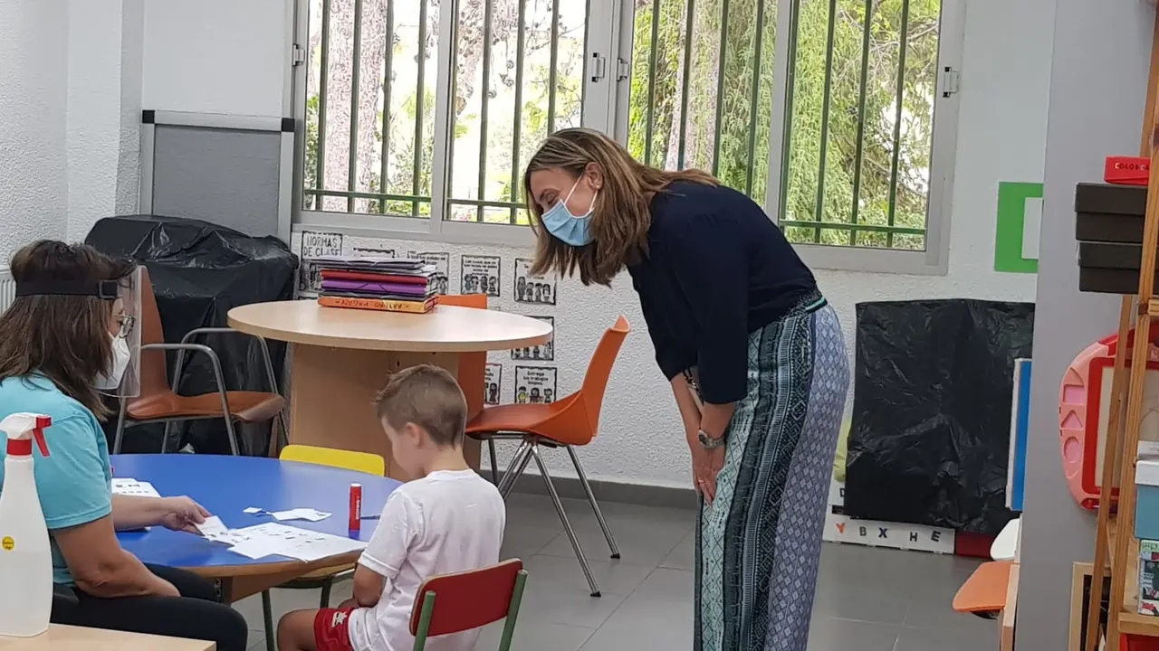 La consejera de Pol&iacute;tica Social, Familias e Igualdad, Conchita Ruiz Caballero, durante la visita a un centro de desarrollo infantil y atenci&oacute;n temprana.