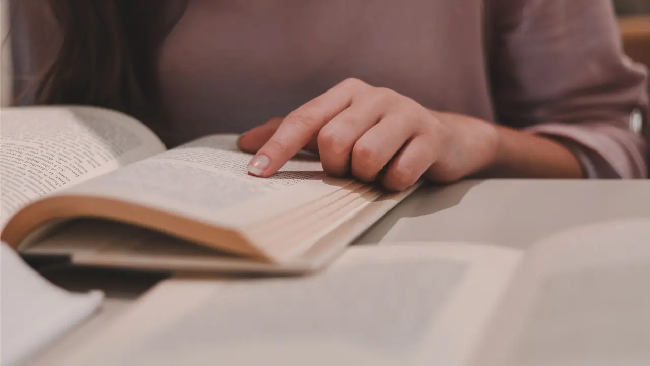 Un mujer leyendo un libro