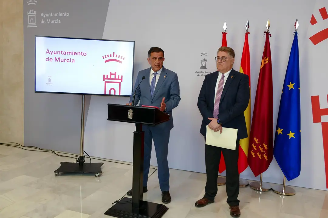 El alcalde de Murcia, Jos&eacute; Antonio Serrano, presenta la Oficina T&eacute;cnica de Asesoramiento al Profesional (foto: Ayuntamiento de Murcia)