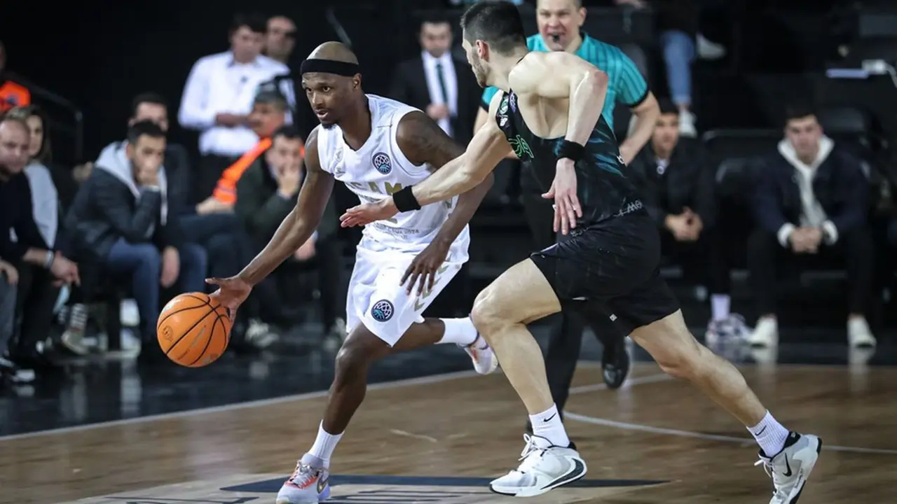 Thad McFadden (izq.) controla la bola para el UCAM Murcia