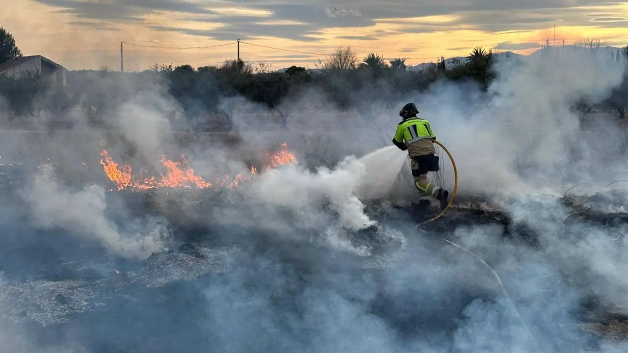 Un efectivo del CEIS trabaja en la extinci&oacute;n del incendio
