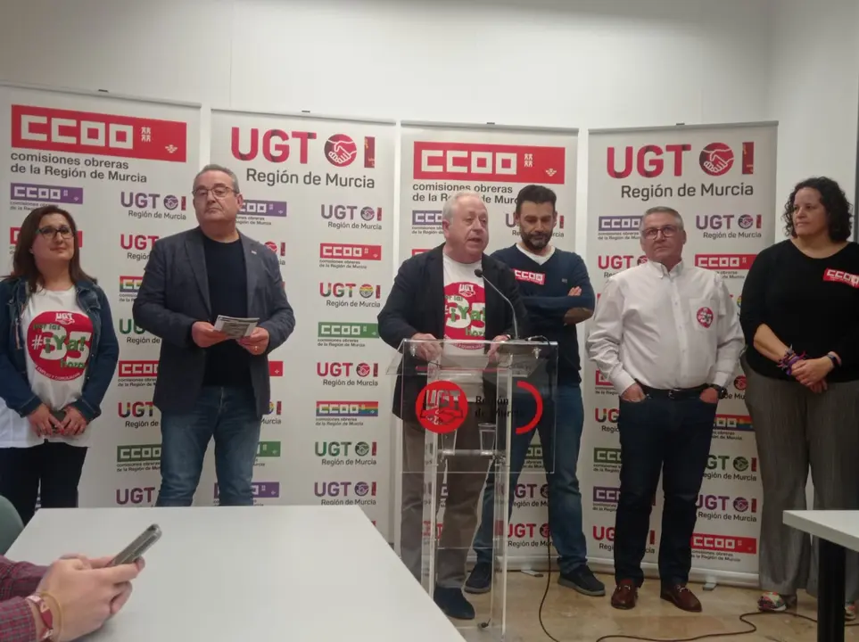 Miembros de CC OO y UGT anuncian el acuerdo con la CARM para reducir la jornada laboral a 35 horas semanales (foto: La 7)