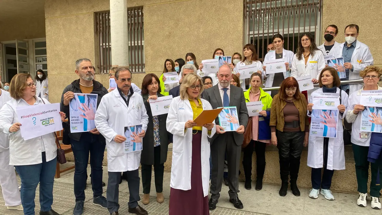 Concentraci&oacute;n de Sanitarios a las puertas del Centro de Salud de San Andr&eacute;s